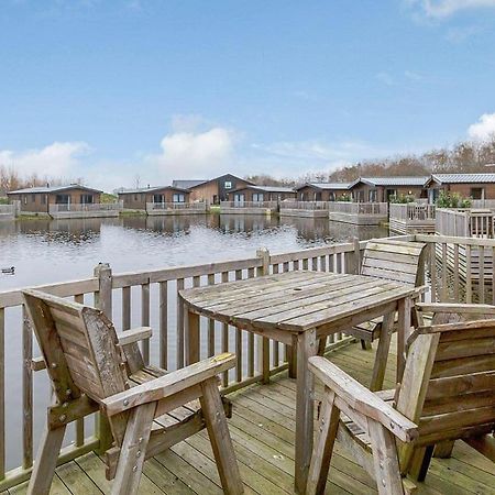 Woodland Lakes Lodges Тирск Экстерьер фото