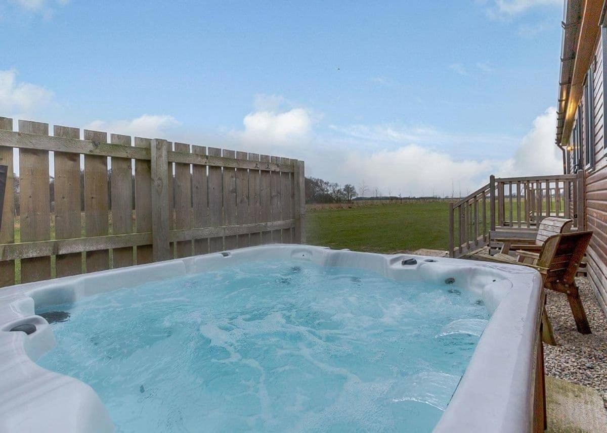 Woodland Lakes Lodges Тирск Экстерьер фото