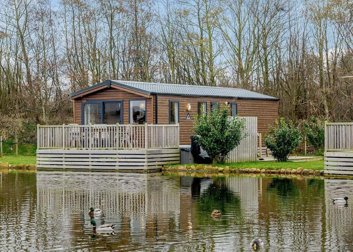 Woodland Lakes Lodges Тирск Экстерьер фото