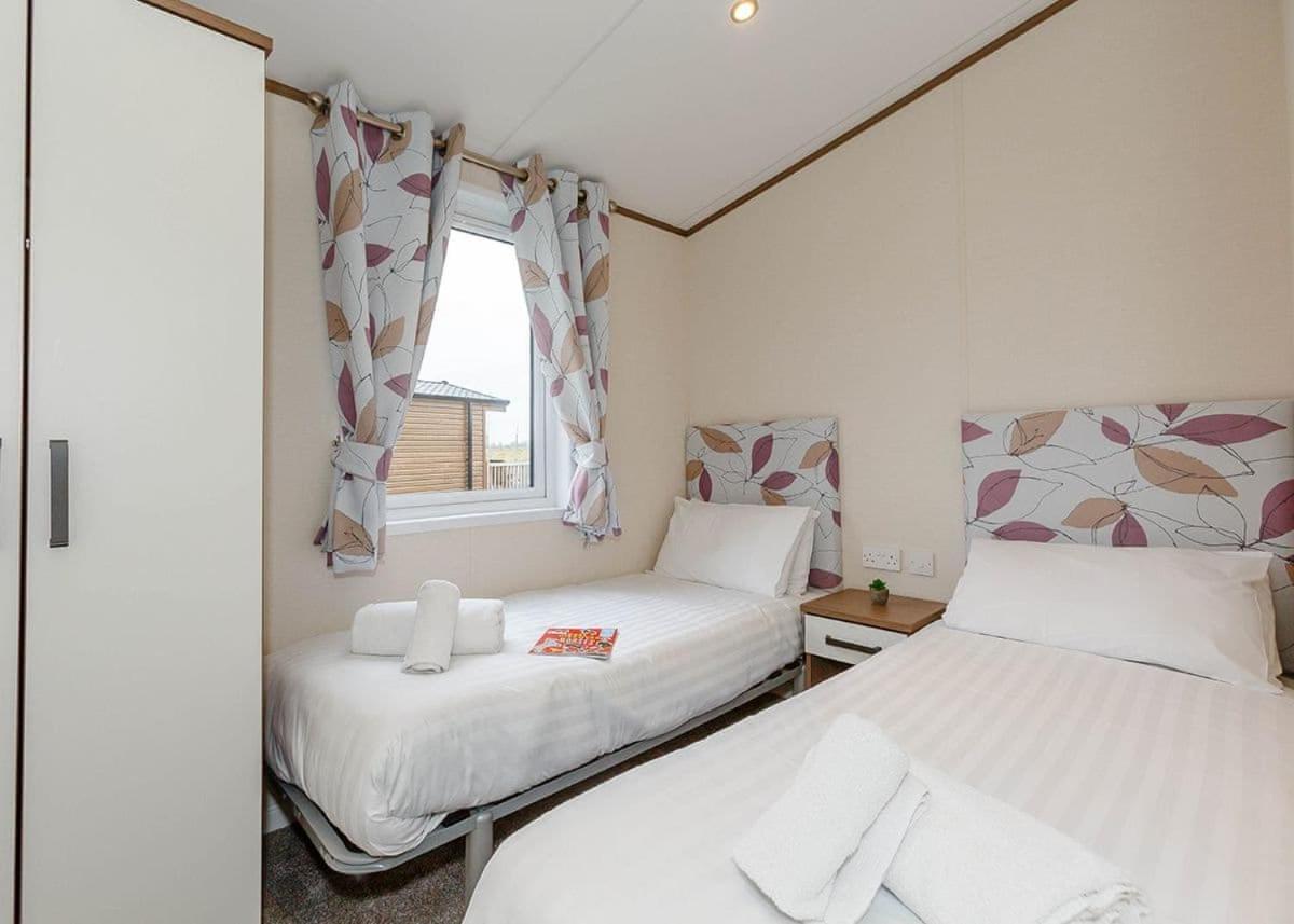 Woodland Lakes Lodges Тирск Экстерьер фото