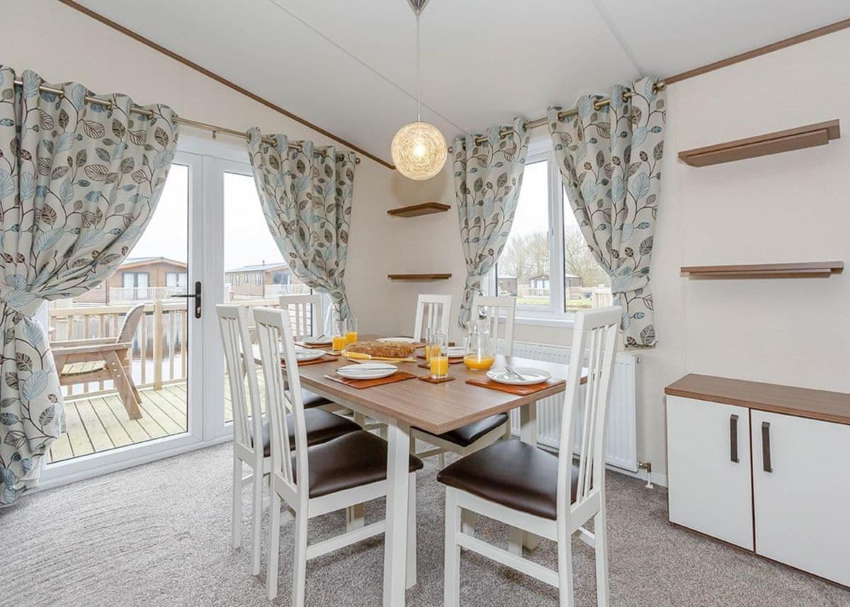 Woodland Lakes Lodges Тирск Экстерьер фото